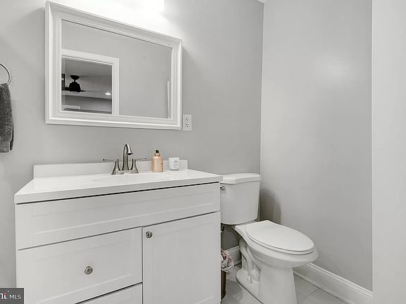 4th image of 5906 Burgundy St #1
