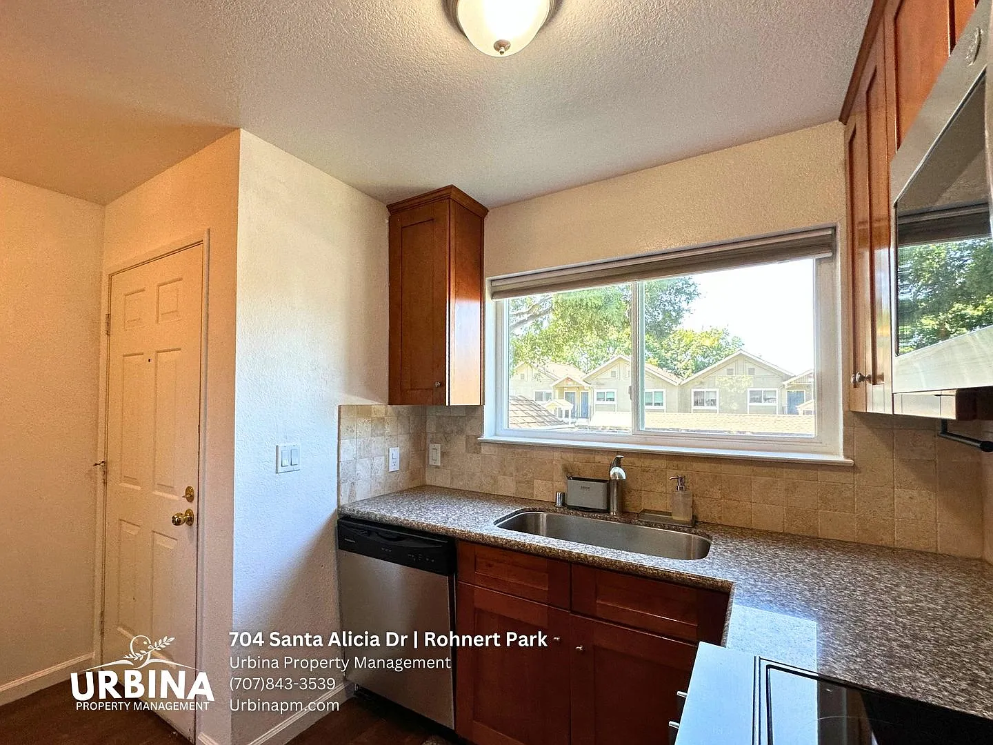 Stylish Upstairs 2 Bedroom Condo Near SMART Train and Shopping — Photo 3