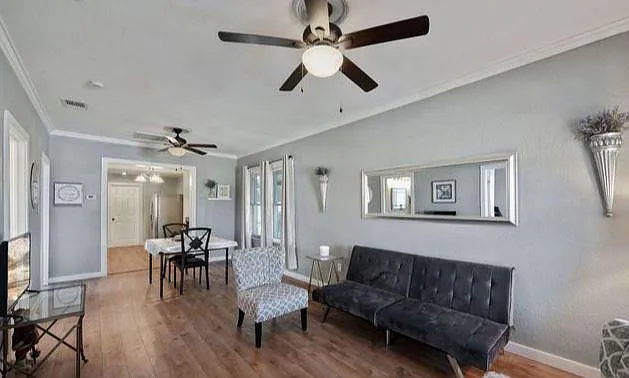 1200 W Summit Ave — Photo 1