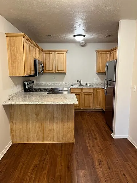 3 bed, 1400 sqft, $1,375 — Photo 2