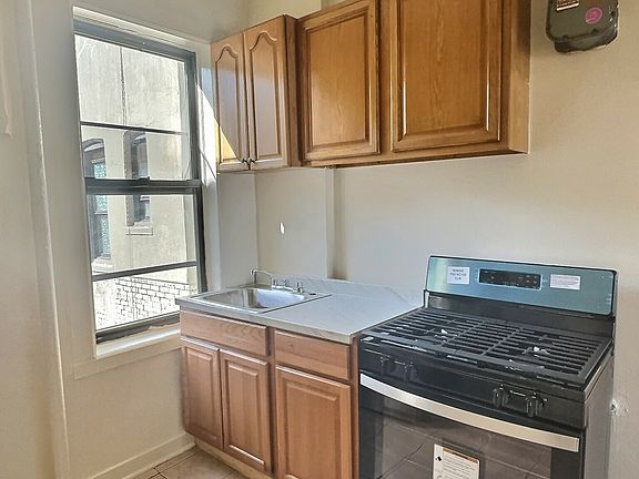 4th image of 19-06 Ditmars Blvd #4