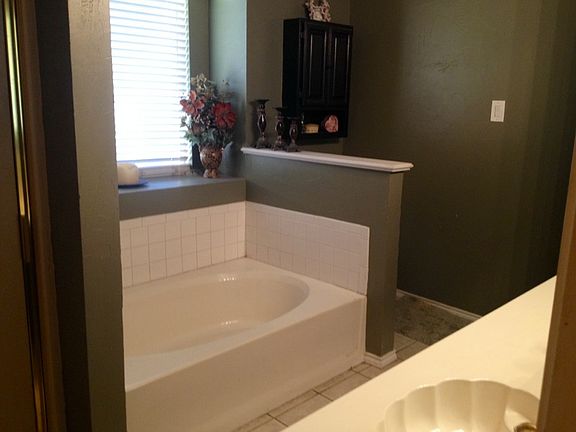 4th image of 2605 Larkspur Ln