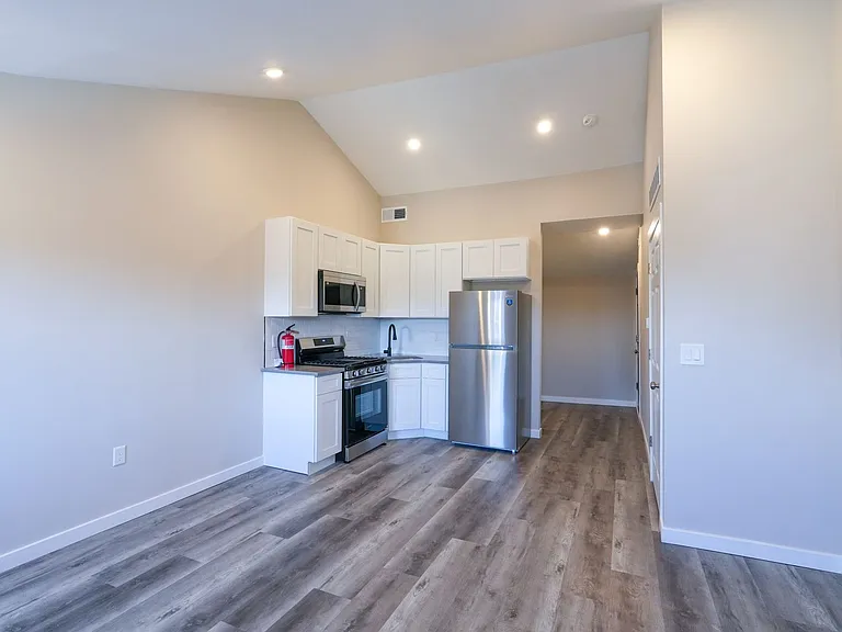 1335 S 8th St — Photo 2