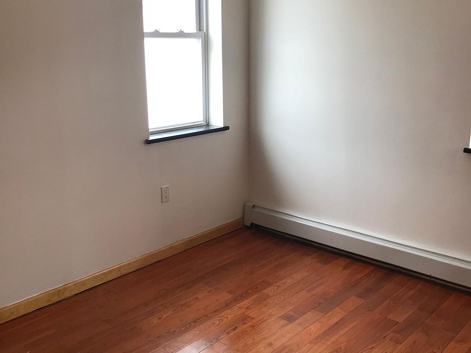 2nd image of 176 Van Duzer St #2
