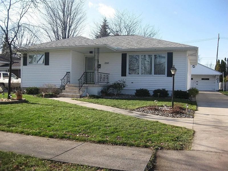 2314 S Farragut St photo 1