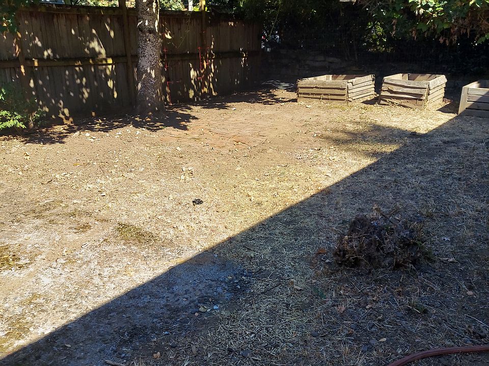 LARGE SIDE YARD