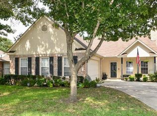 906 Oak Dr, Ennis, TX 75119