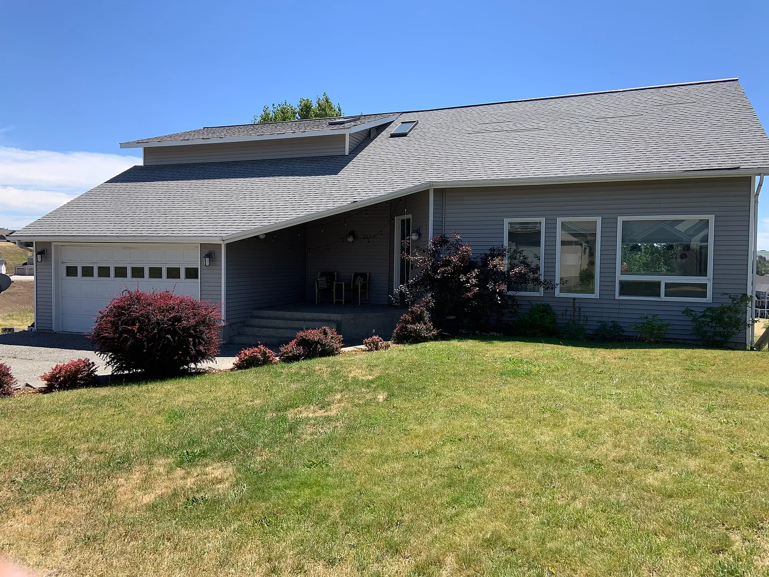 4 bed, 2.5 bath, 2500 sqft, $3,650 — Photo 2