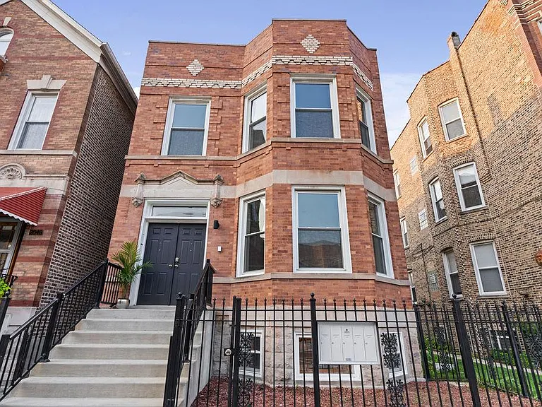 2046 W Augusta Blvd #G — Photo 1