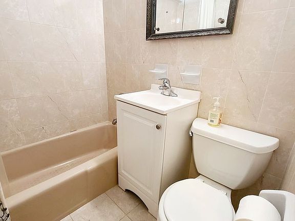 4th image of 21 W 76th St APT 4AW
