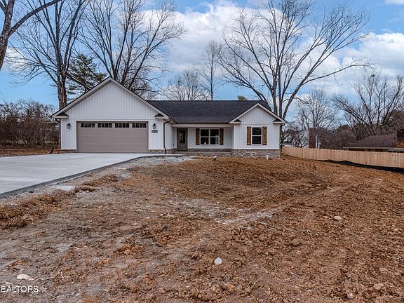 4th image of 104 Ruskin Cir