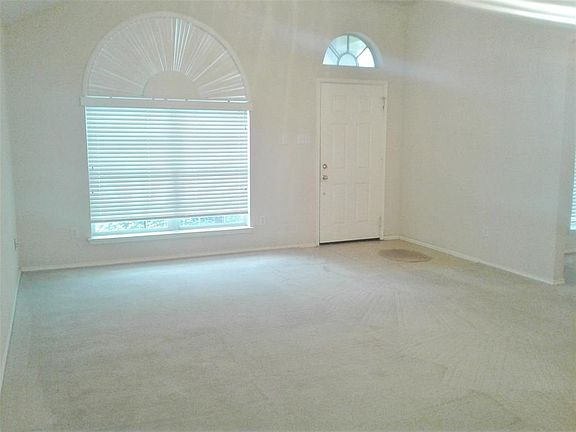 3rd image of 916 Virginia Ln