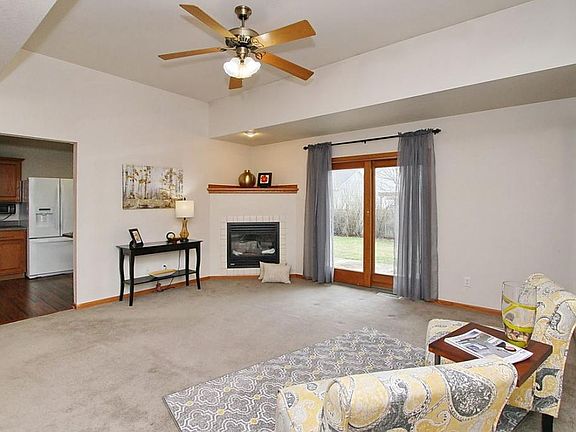 4th image of 40 Pinehurst Ct