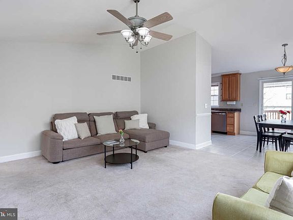5th image of 546 Oak Ln