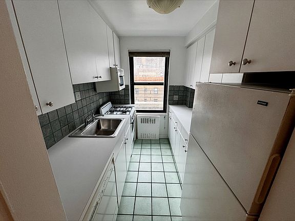 2nd image of 140 E 56th St APT 14G