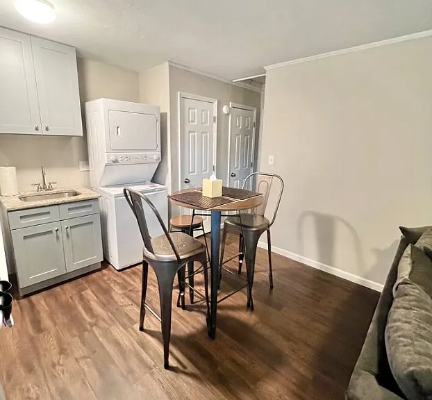 1123 S Victory St #B — Photo 3