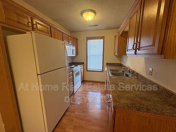 4th image of 1133 N Westwood Ave