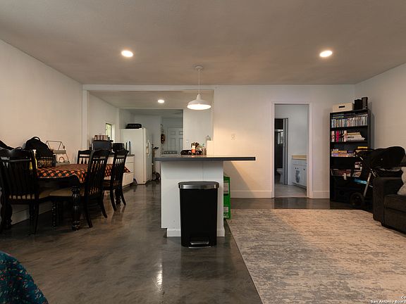 4th image of 102 E BURCHAM AVE
