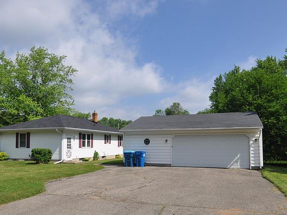 2.5 car detached garage