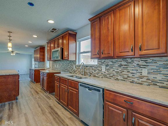 3rd image of 916 Ambeau Cir