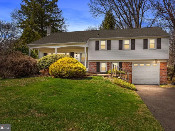 806 W Maple Dr, Southampton, PA 18966
