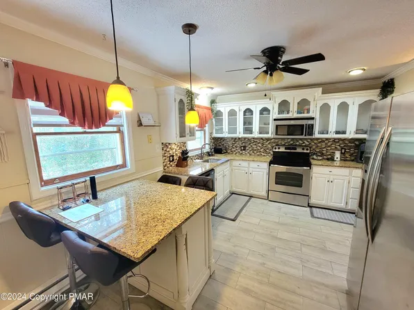 2471 Hidden Ln, Tobyhanna, PA 18466