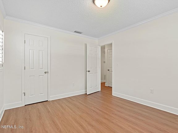 3rd image of 207 CARVER (+ ADDL LOT) Street W