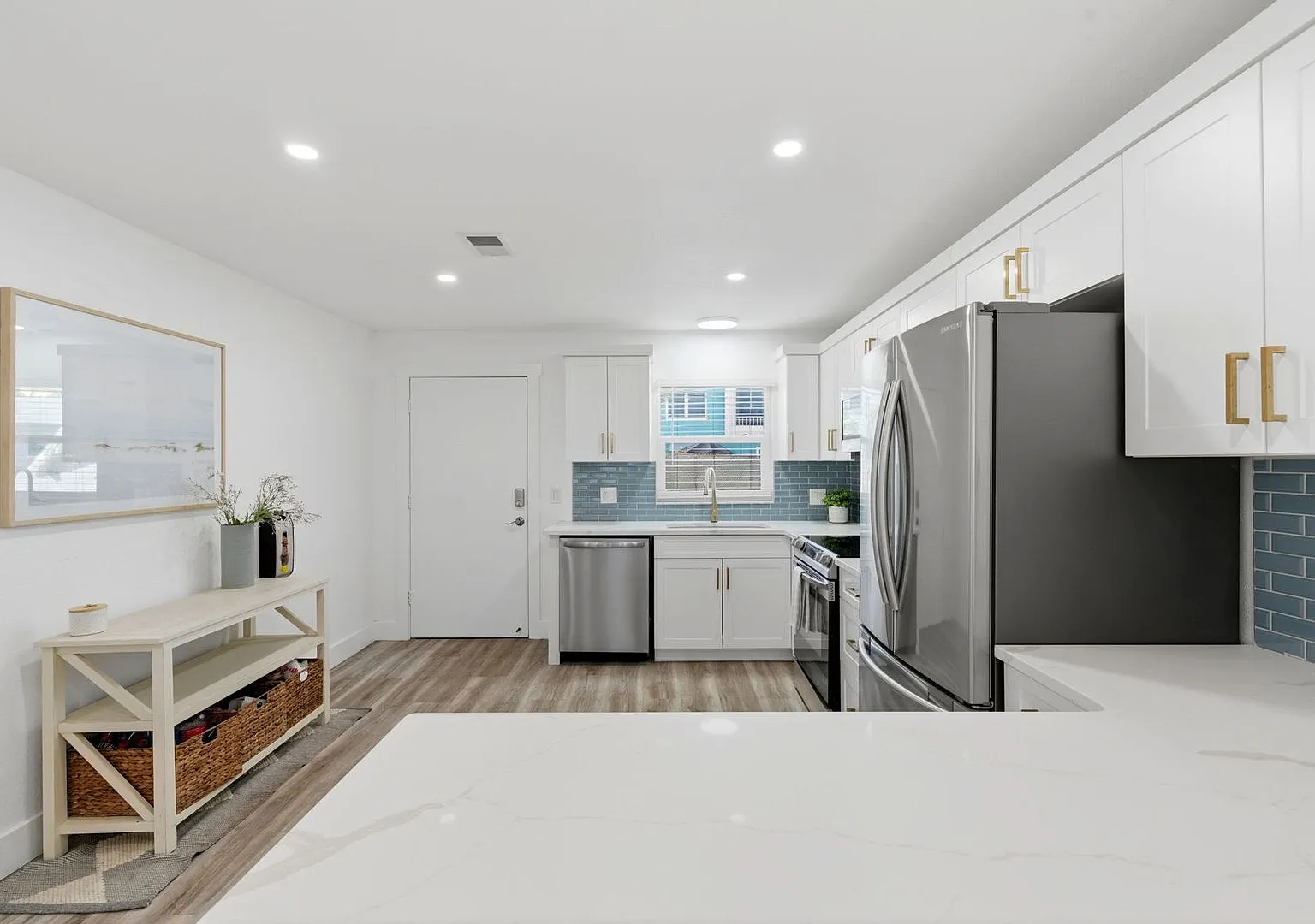 Live Your Beach Luxury - St Pete Beach Condo Steps To St Pete Beach — Photo 2