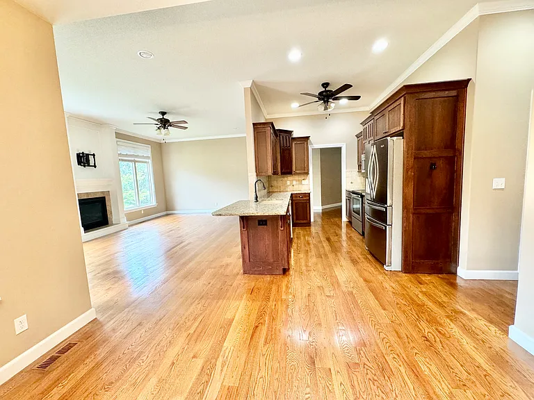 916 Diamondhead Dr — Photo 5