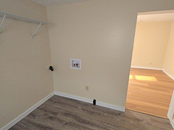 Kitchen, washer/dryer hook ups