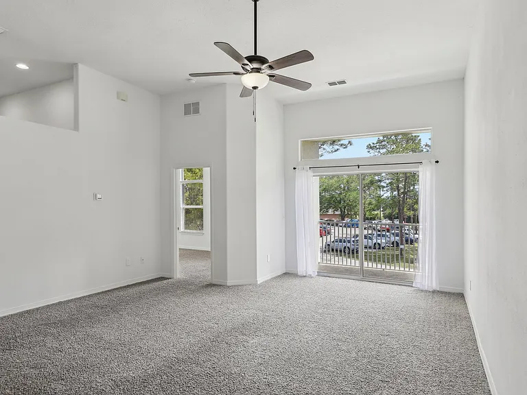 Devon Circle Apartments — Photo 7