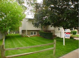 587 Raupp Blvd, Buffalo Grove, IL 60089