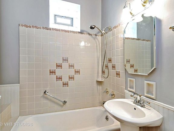 4th image of 1829 W Wellington Ave Floor 1