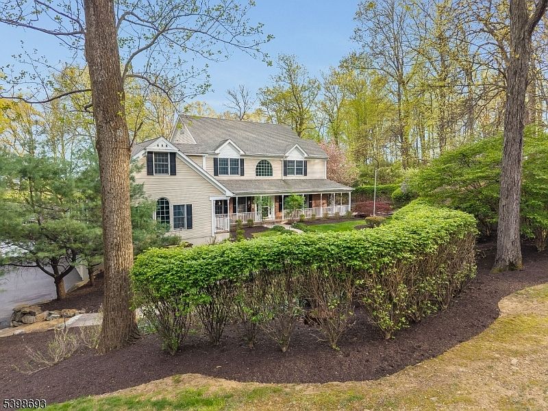1st image of 15 White Oak Dr