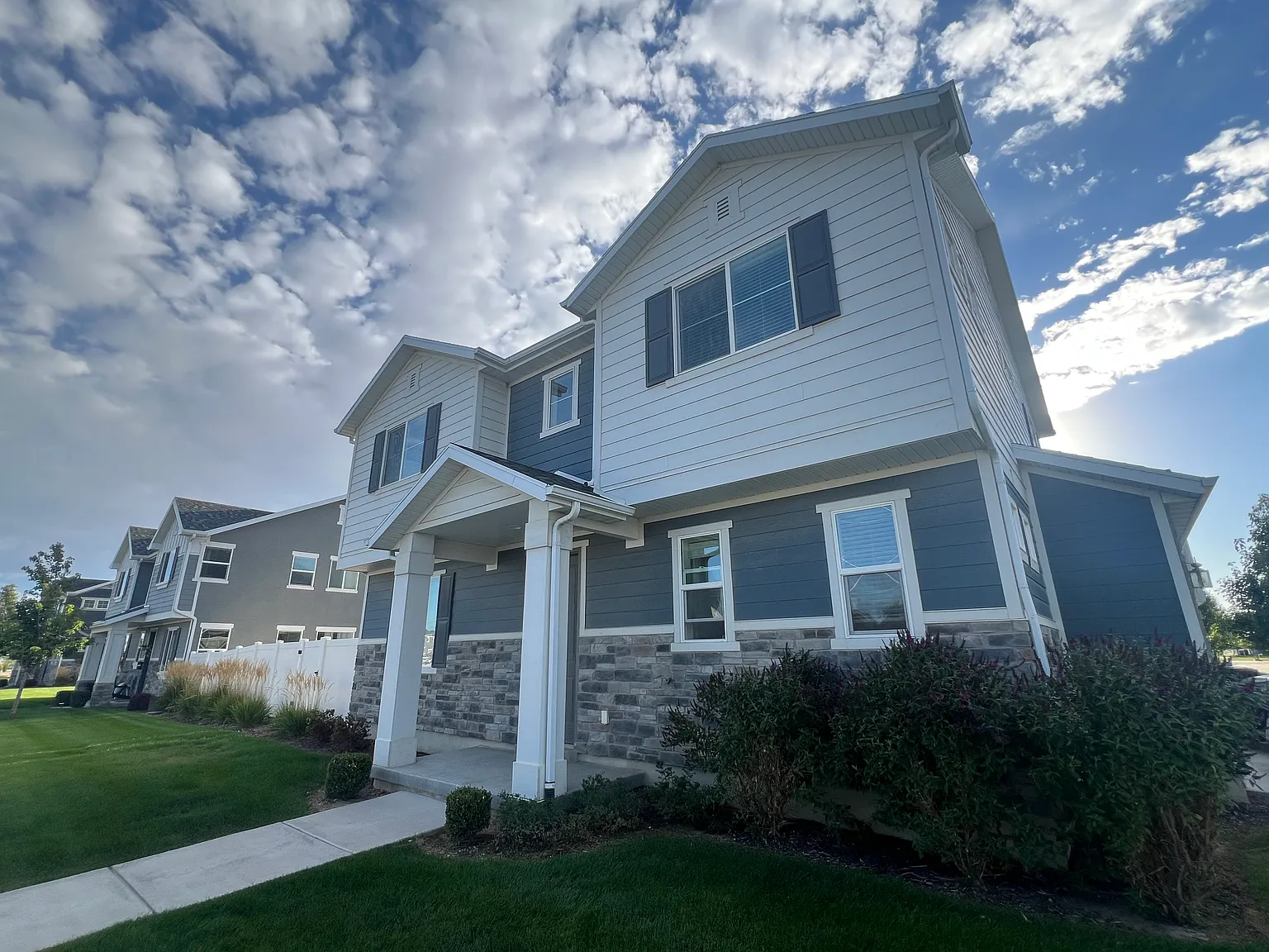 3 bed, 2.5 bath, 1900 sqft, $2,500 — Photo 2