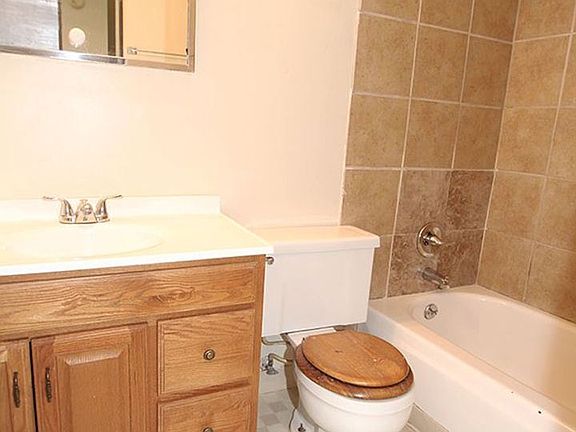 5th image of 111 25th Ave E #202