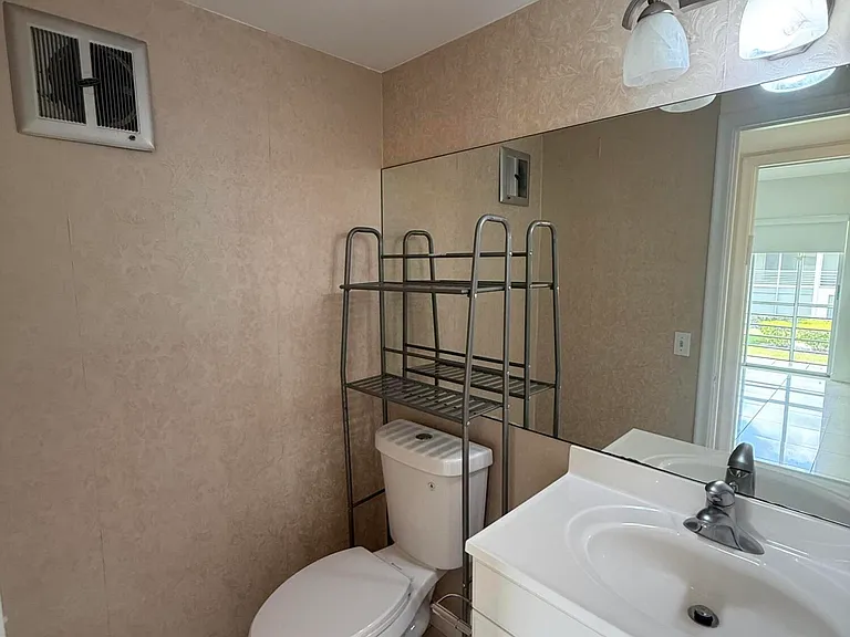 184 Easthampton H — Photo 11