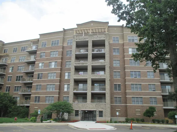 125 Lakeview Dr Unit 203, Bloomingdale, IL 60108