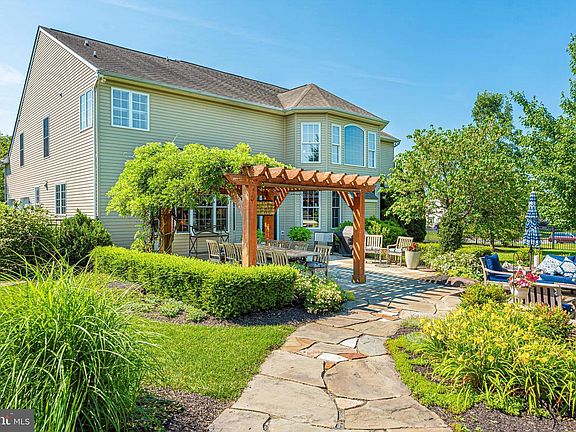 4th image of 25 Woodmere Cir