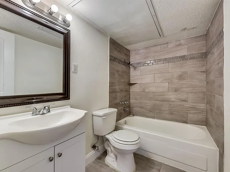 1049 Eastwood Dr — Photo 10