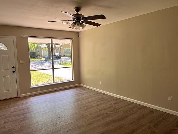 3rd image of 1207 N Vista Pl