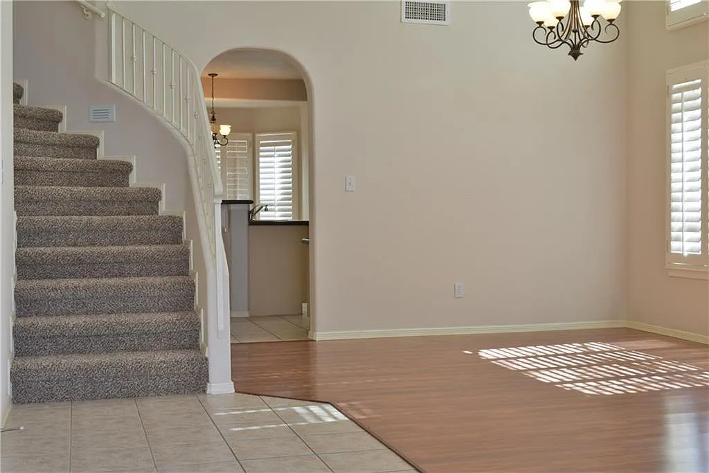 5 bed, 3.0 bath, 2807 sqft, $2,700 — Photo 3