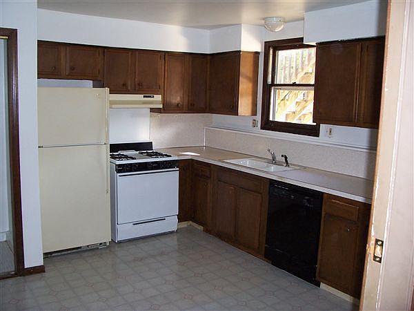 Large Kitchen with a lot of cabinet space