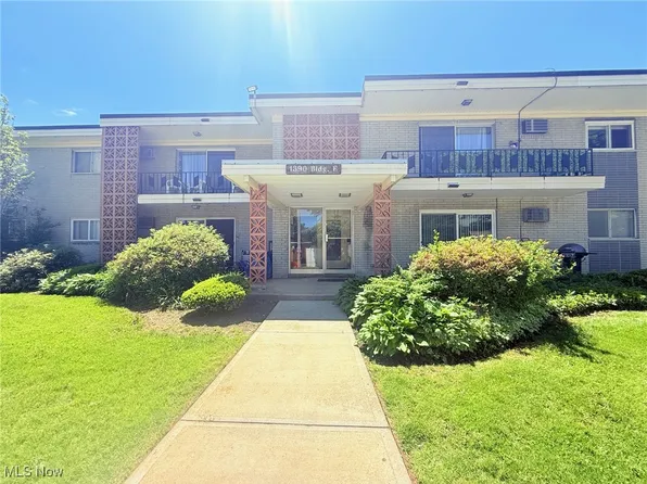 1390 Golden Gate Blvd APT E206, Mayfield Heights, OH 44124