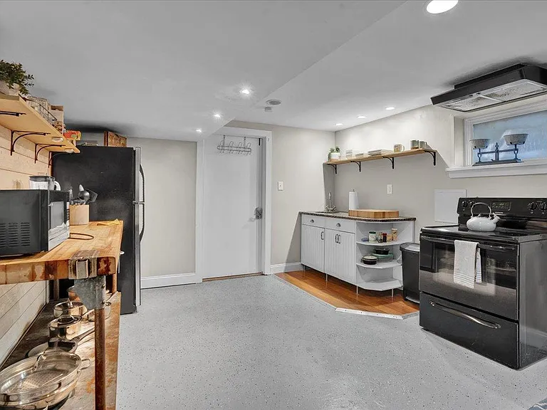 Lower level, #2 Au Pair or In Law Suite, full kitchen