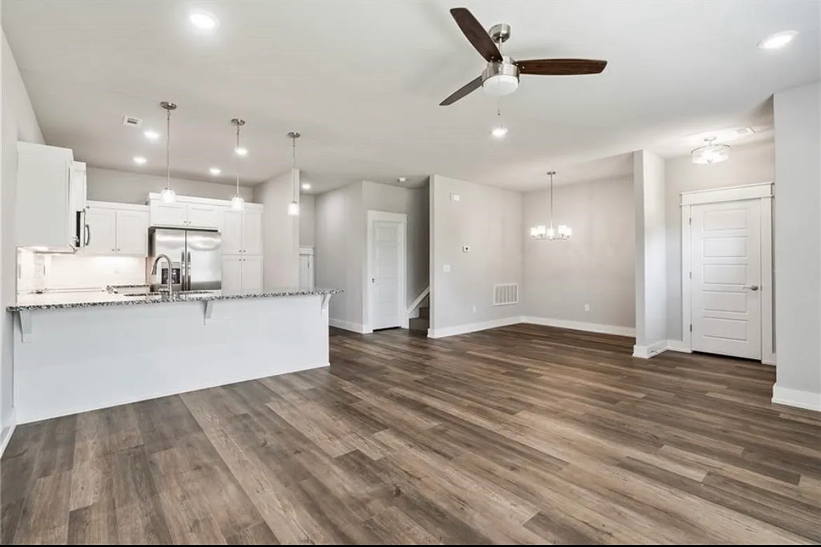 3 bed, 2.5 bath, 1940 sqft, $2,000 — Photo 3