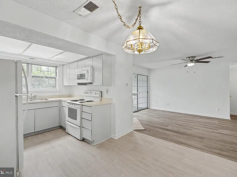 12102 Green Leaf Ct #201 — Photo 10