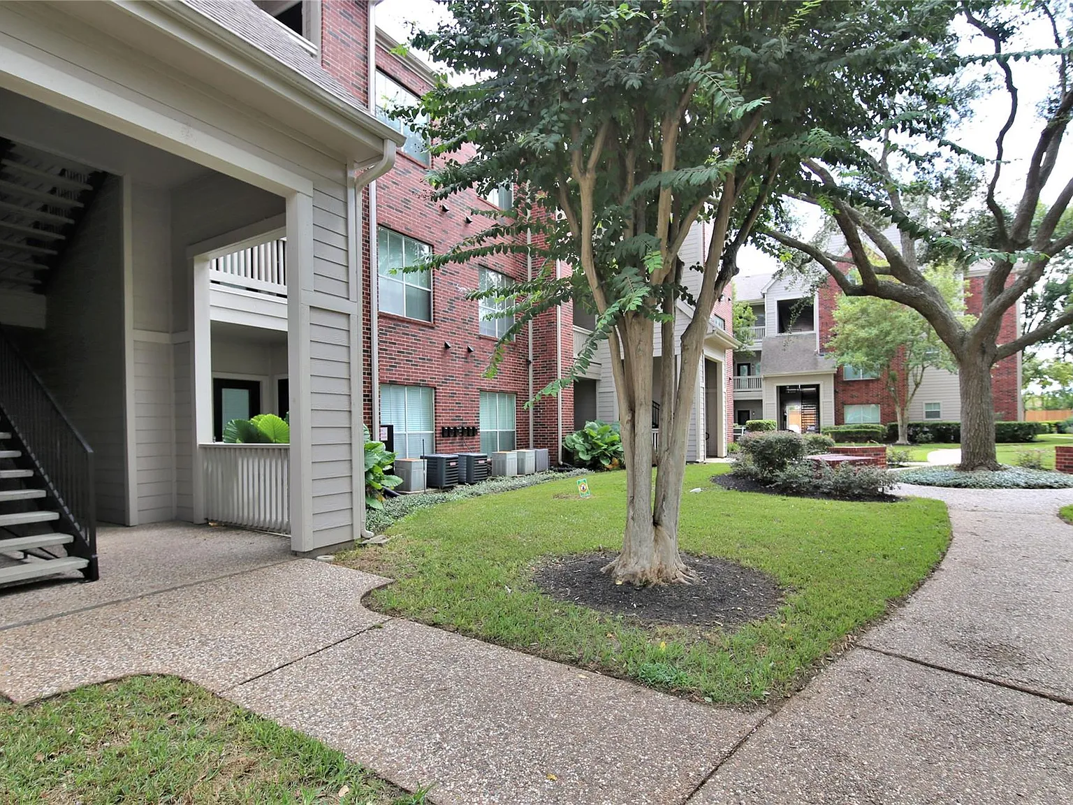 1 bed, 1.0 bath, 623 sqft, $1,200 — Photo 2
