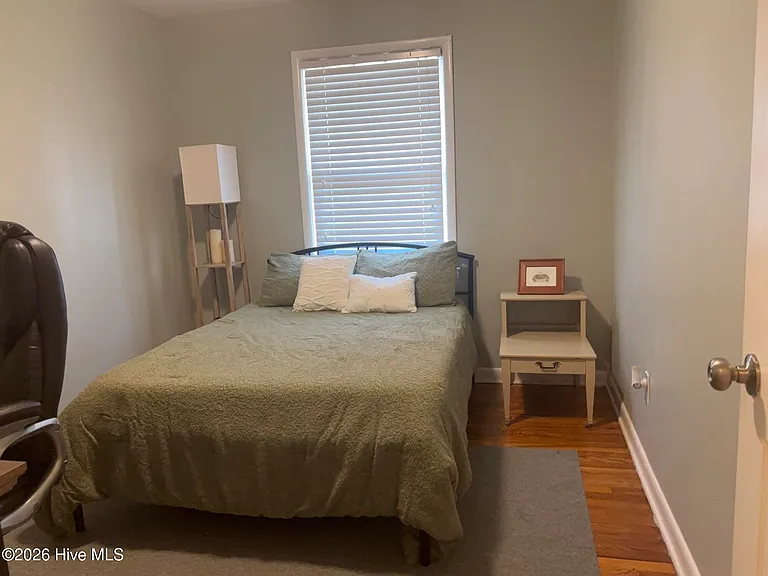 539 Martin Ln — Photo 18