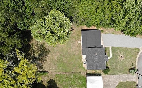 3rd image of 412 Hawthorne Dr